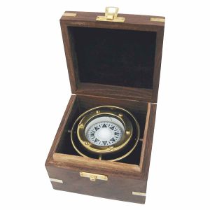 Kompass, Messing, Ø: 6,5cm, kardanisch aufgehängt, in der Holzbox, 11,5x11,5x8,5cm