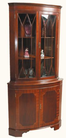 "Display Cabinet Eckvitrine" in Mahagoni - ebenfalls in Eibe erhältlich