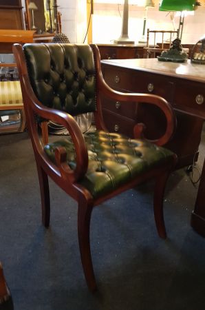 "Canterbury Carver Chair" Chesterfield Esszimmerstuhl mit Armlehnen, in Birch Antique Green