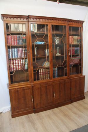  Breakfront bookcase aus Eibe Vitrineschrank aus England 