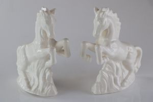 Antike Pferdefiguren aus Porzellan