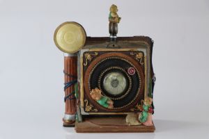 Antike Spieluhr in Form eines Fotoapparates mit niedlichen Bärenfiguren