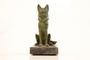 Antike Statue mit Hundemotiv, Metall auf Stein