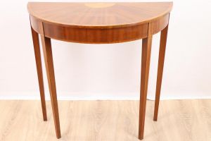 Halbrunder Beistelltisch / Side Table mit schönen Intarsien
