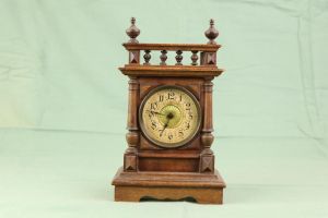 Antike Bracket Clock mit Holzgehäuse