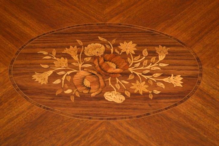 Antiker Couchtisch mit Intarsien