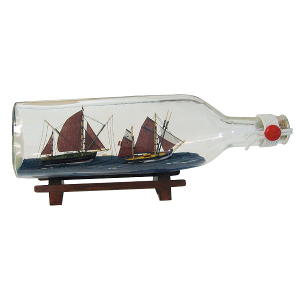 Flaschenschiff mit 2 Thunfischfängern, Dreiecks-Flasche, L: 29cm
