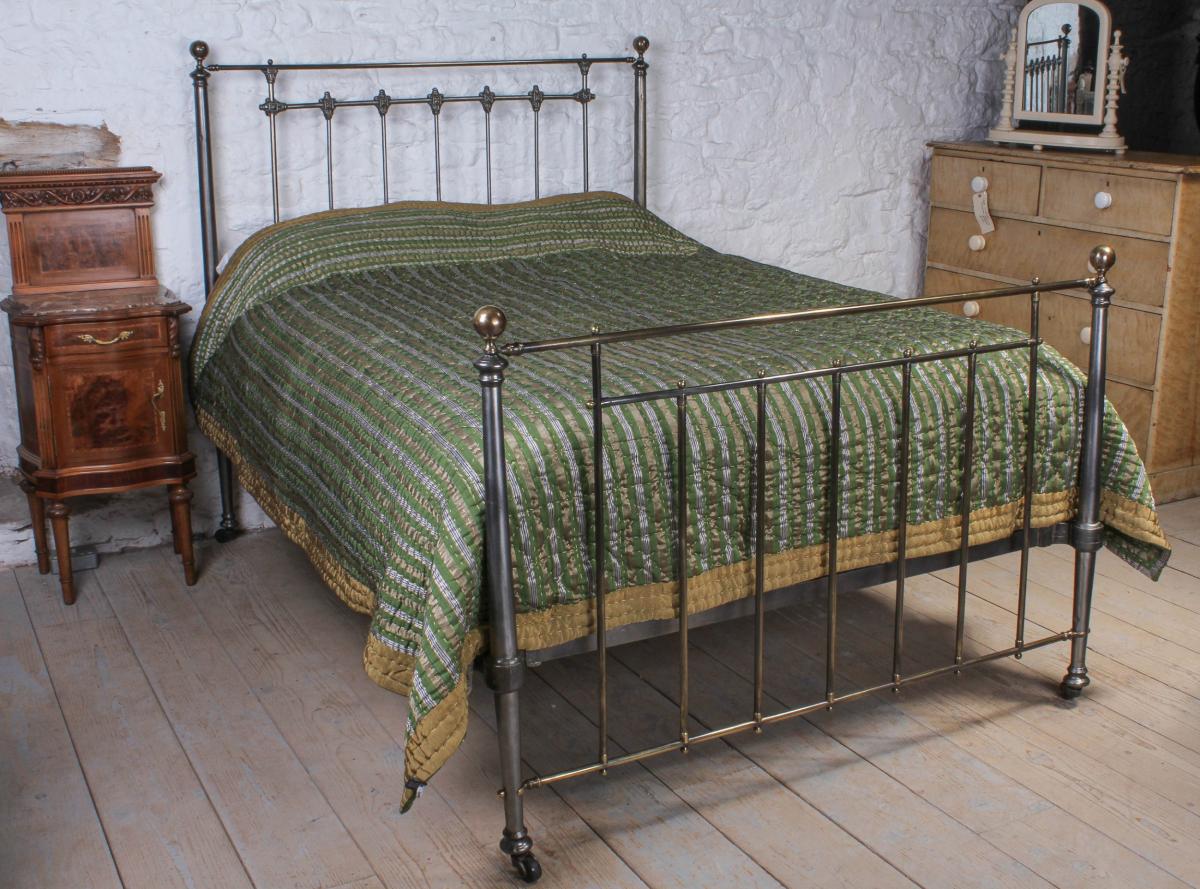 Englisches Antikes brüniertes Eisen Messing Kingsize Bett ca. 1900