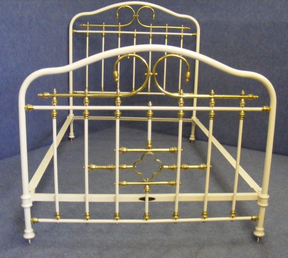Viktorianisches Antikes Englisches Eisen und Messing Bett ca. 1860