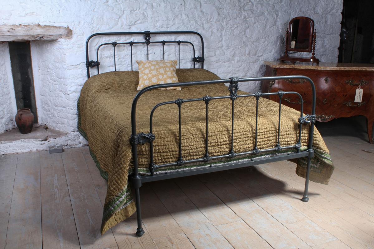 Viktorianisches Antikes Englisches Doppelbett aus Eisen ca. 1880