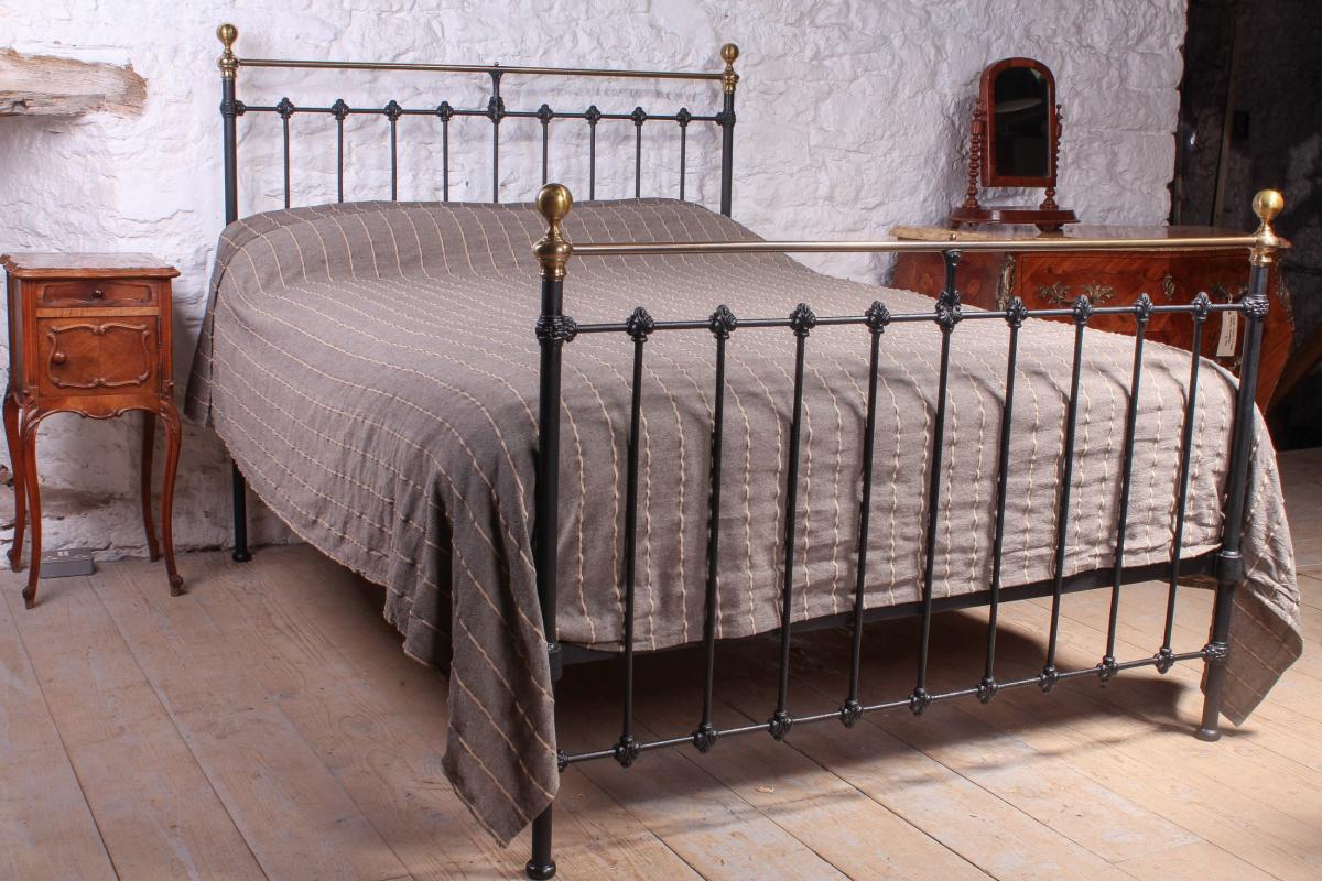 Viktorianisches Antikes Englisches Messing Bett ca. 1870