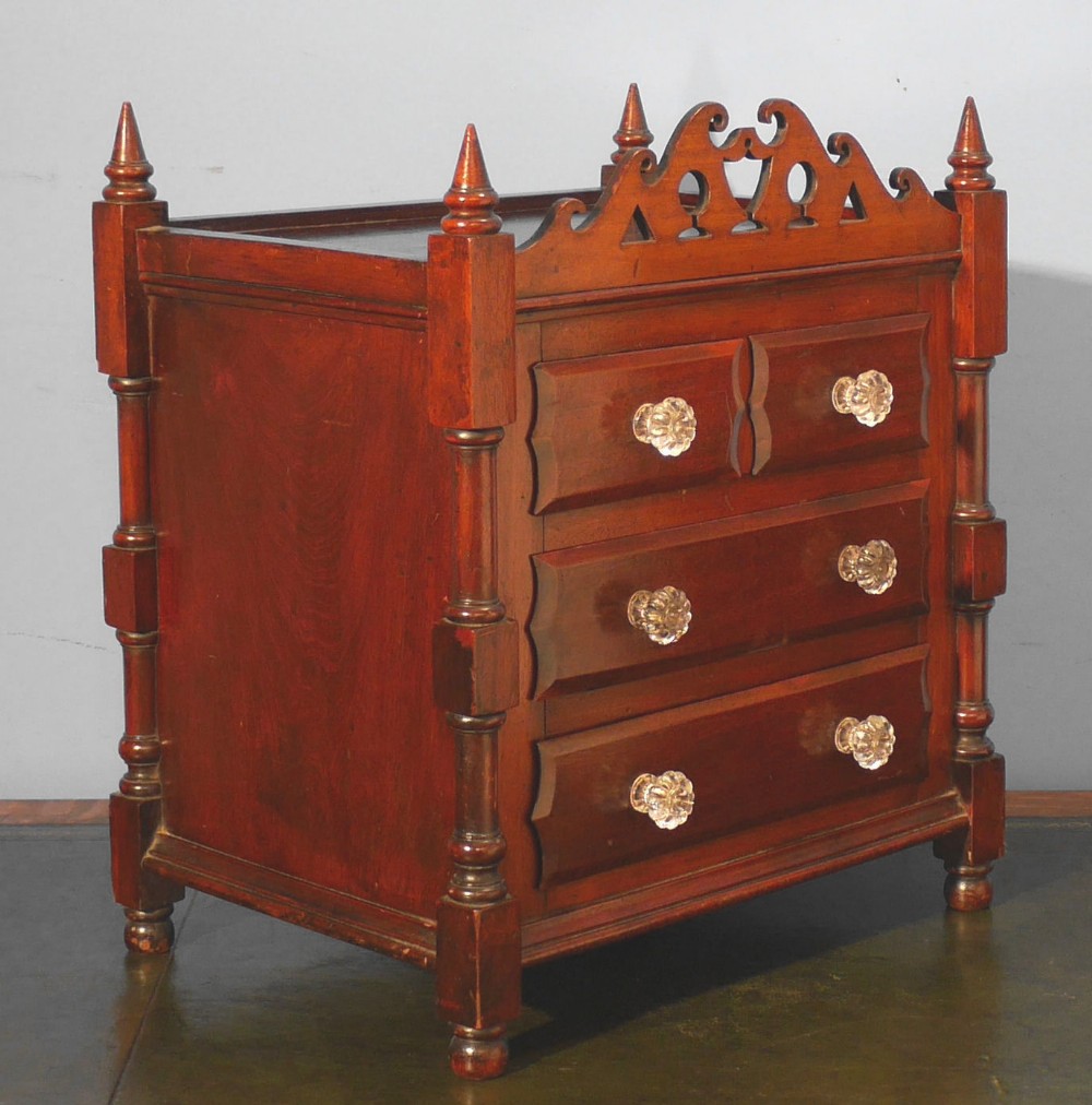 victorian mahogany chest of drawers ca. 19 Jh.