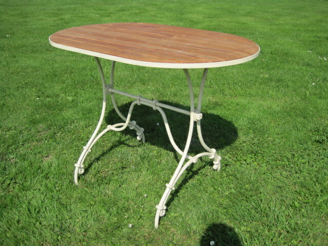 Hellgrüner ovaler Tisch mit Holzplatte