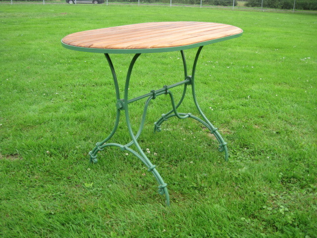 Grüner ovaler Tisch mit Holzplatte