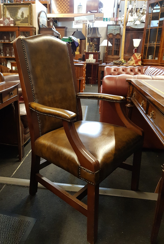Chesterfield Stuhl "Diane Chair" mit Armlehnen in Birch Antique Harvest Gold - sofort lieferbar